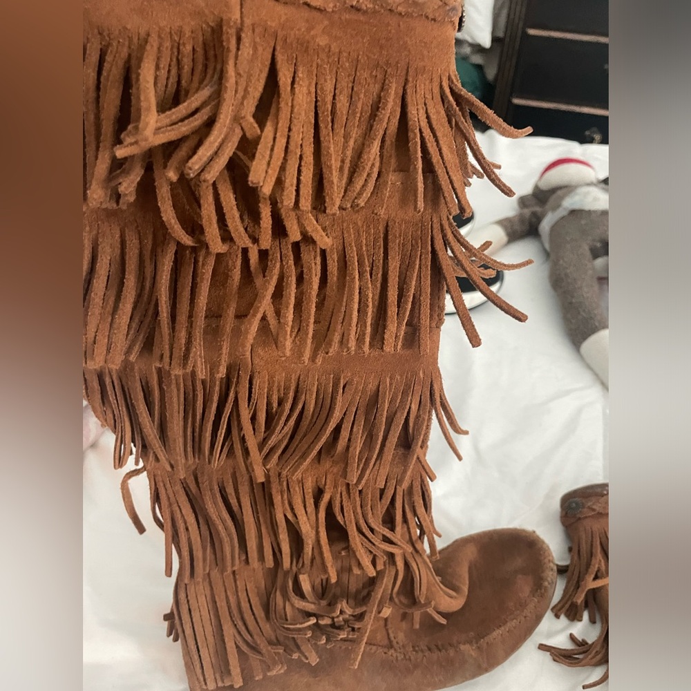 Minnetonka Brown 5 Layer Fringe Boot. Size 6 - image 4